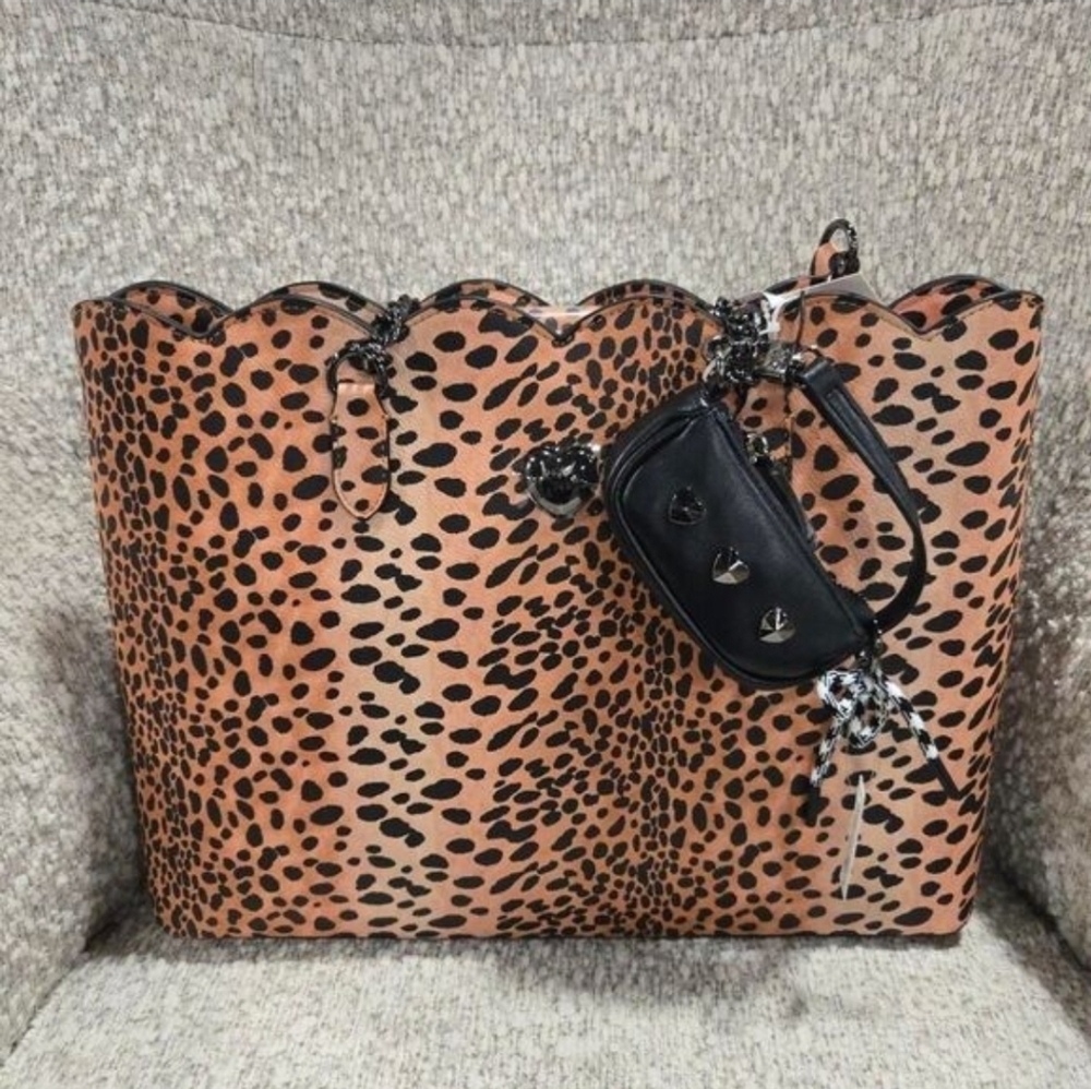 🖤🔹️Betsey Johnson 🔹️XOTOTE-L  Leopard Print 2pc Tote with Black Bag Charm - Picture 7 of 17